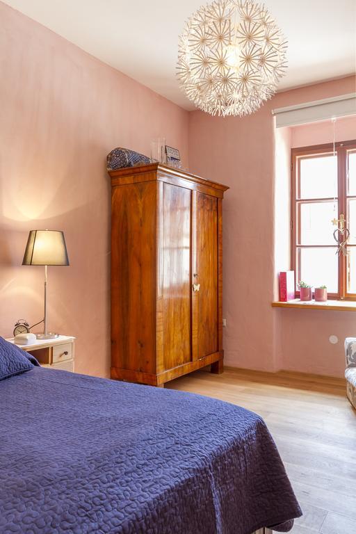 Unser Rosa Haus Fuer Sie Rust Quarto foto