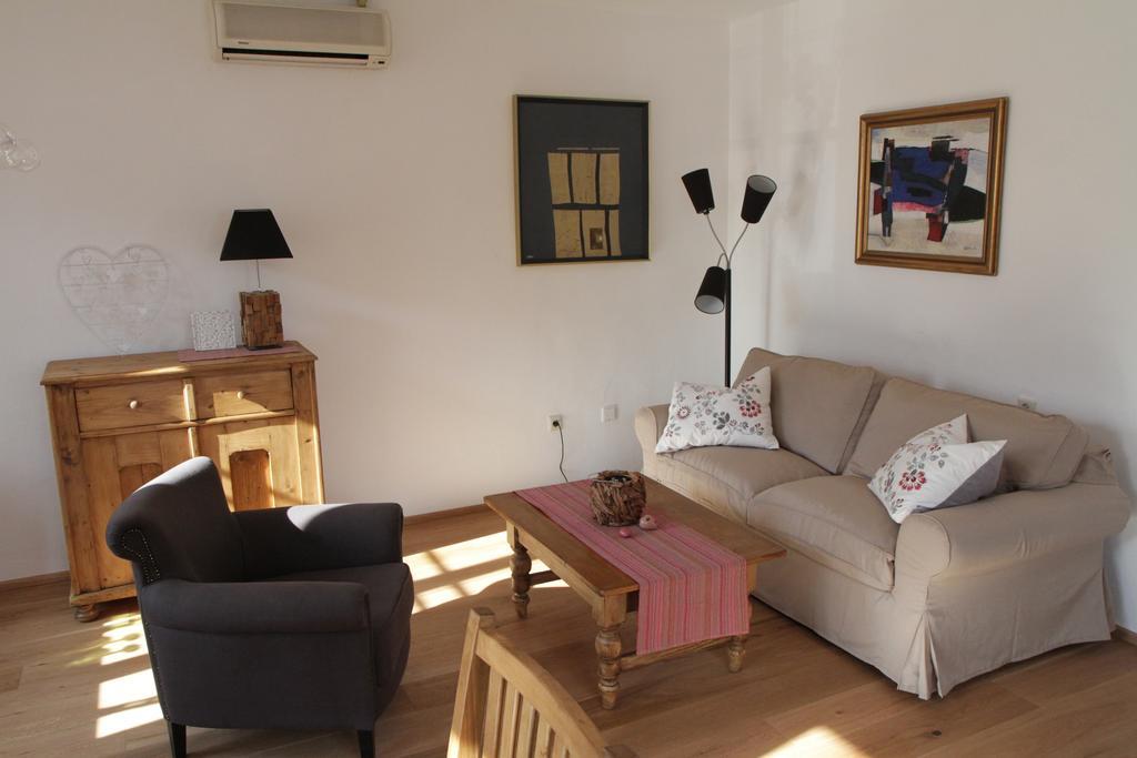 Unser Rosa Haus Fuer Sie Rust Quarto foto