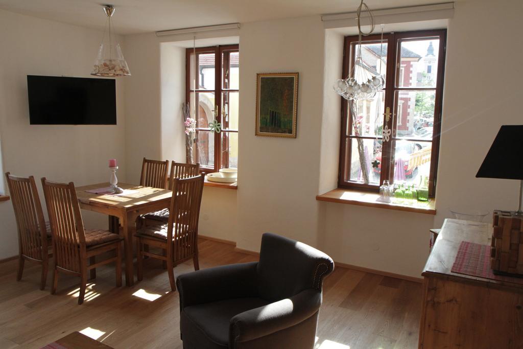 Unser Rosa Haus Fuer Sie Rust Quarto foto